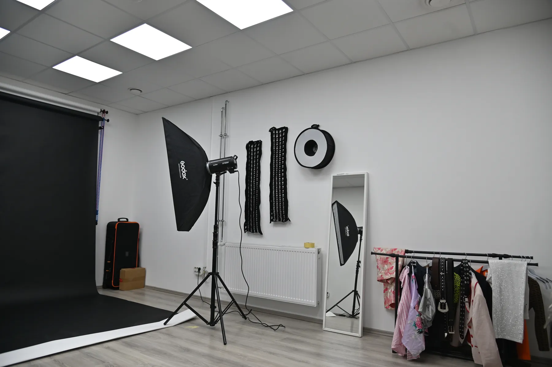 Stúdió 1: fekete papír háttér softboxszal és rácsokkal